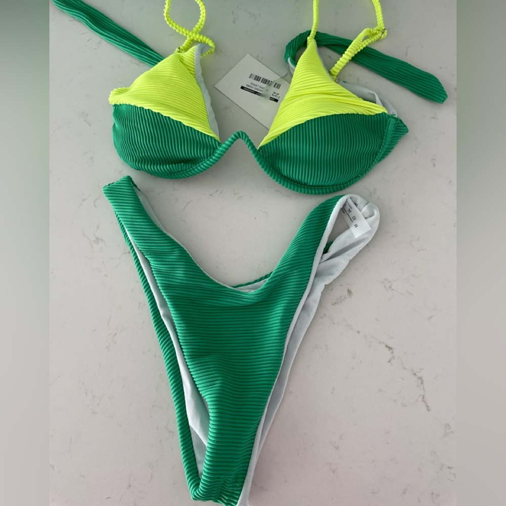 No label 90s retro Bikini Size. Underwire top and scoop high waisted bottoms. M